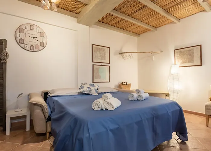 Cala Liberotto-raffinata Taverna Con Camino Apartament